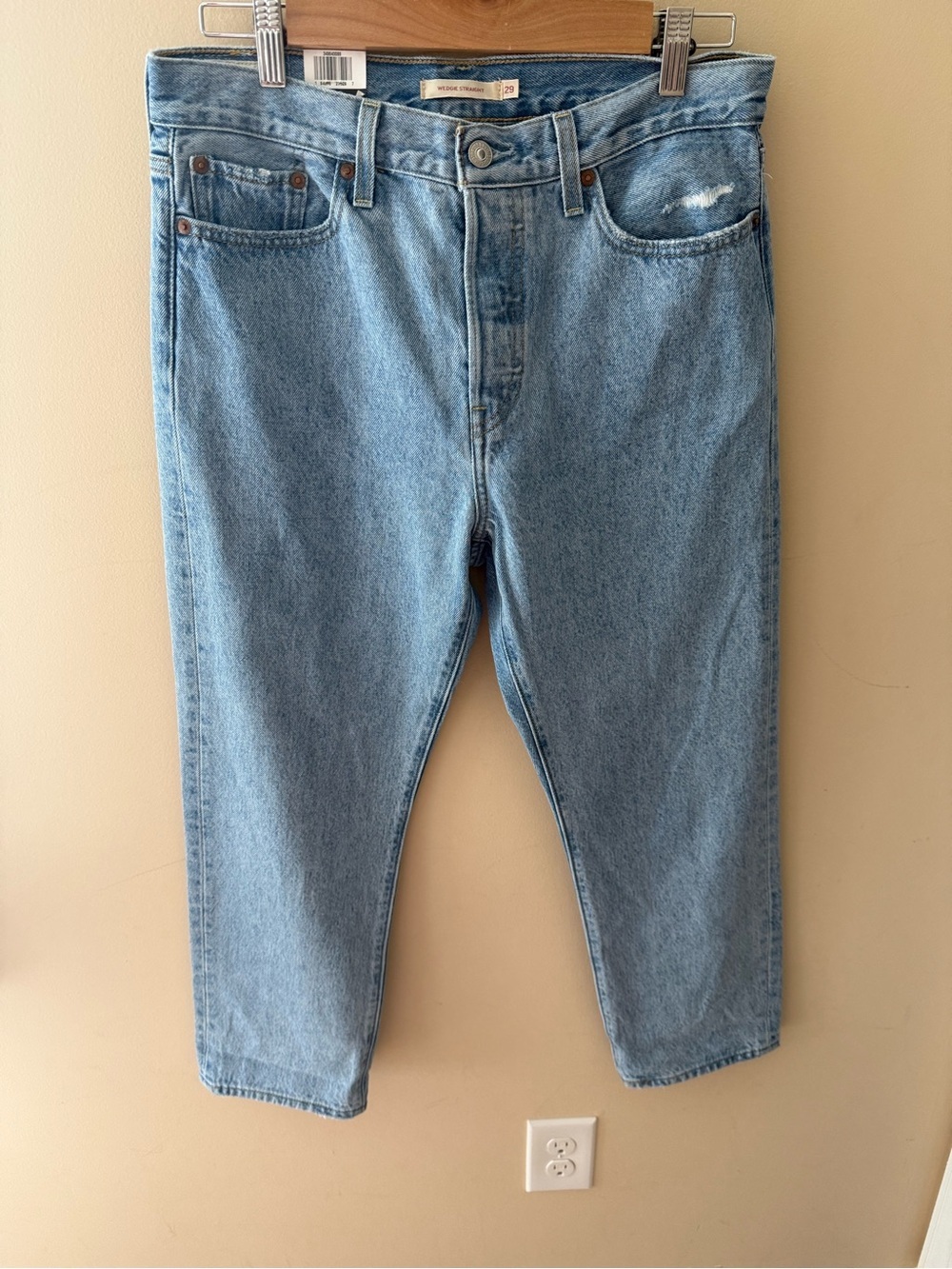Levi’s Wedgie Straight light wash- Size 29 x 26 inch inseam NWT